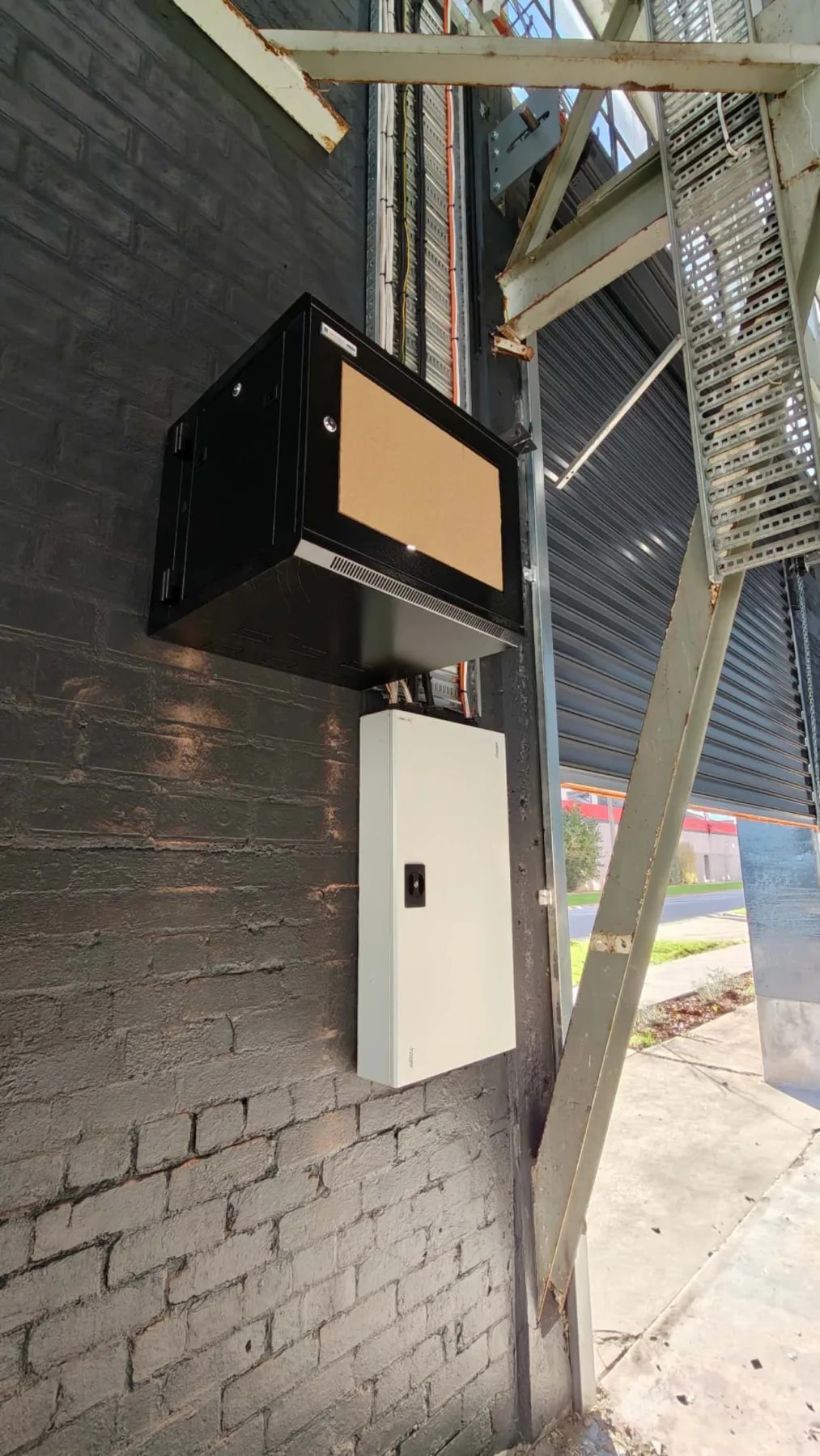 Wi-Fi network infrastructure installation in indoor sports facility