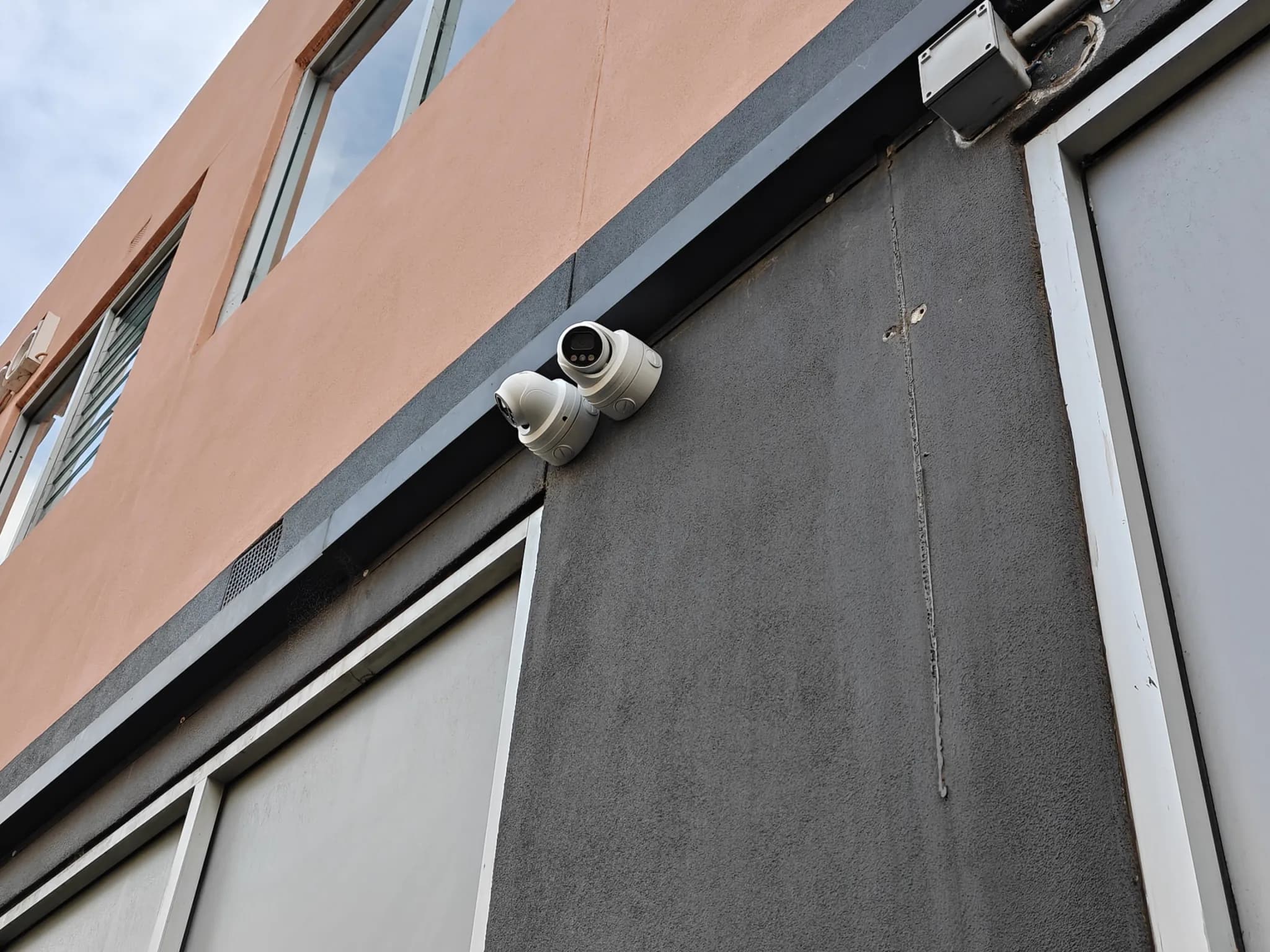 墨尔本 Richmond 商业 Showroom 外墙安装的 CCTV 监控摄像机
